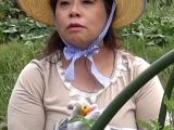 旦那さんとは15年以上のセックスレスと言う畑仕事が似合う田園スマイル熟女をそのままラブホに誘い3P中出しSEX！